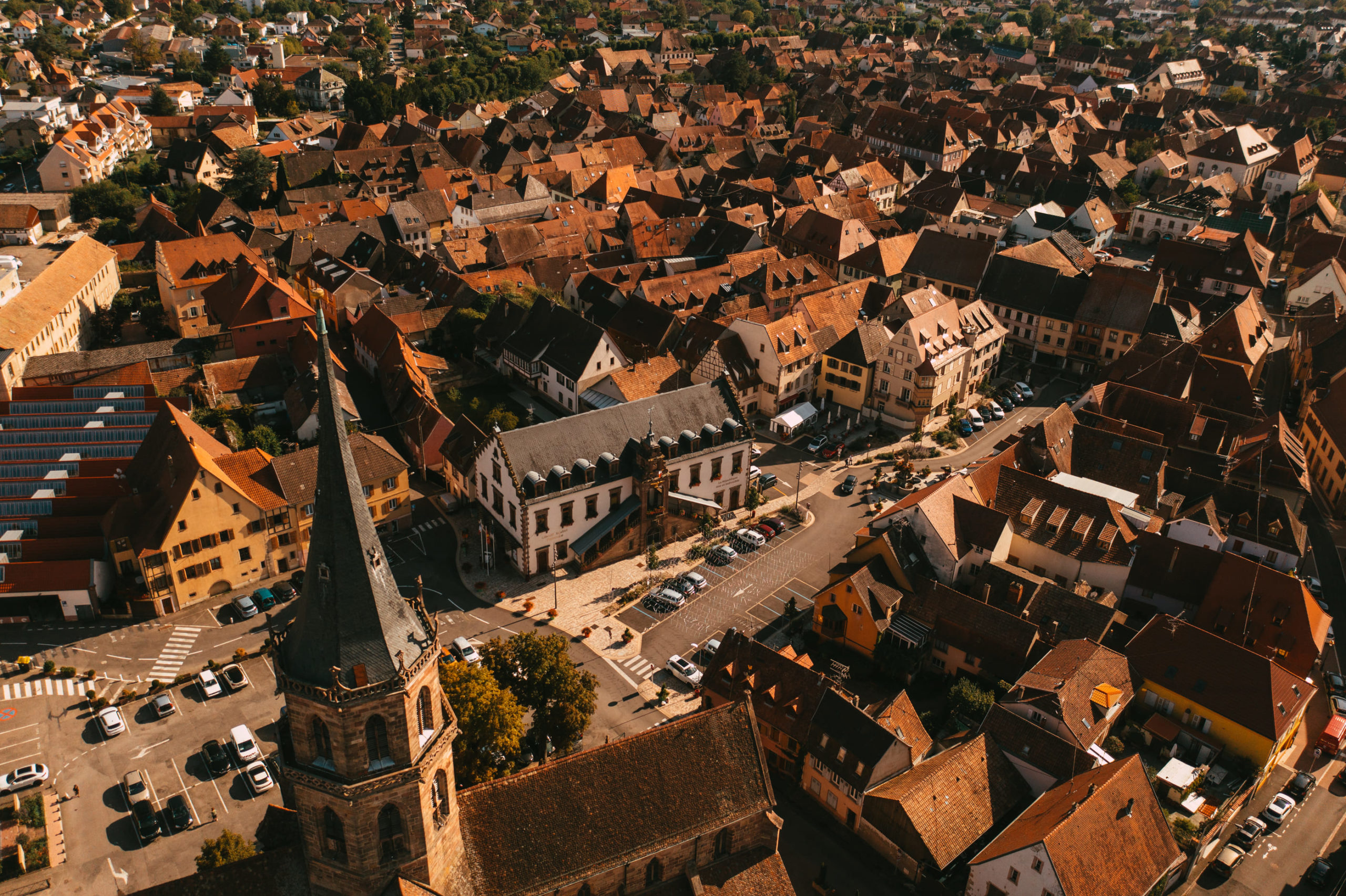 Vue aérienne du centre-ville de Soultz (Alsace, France)